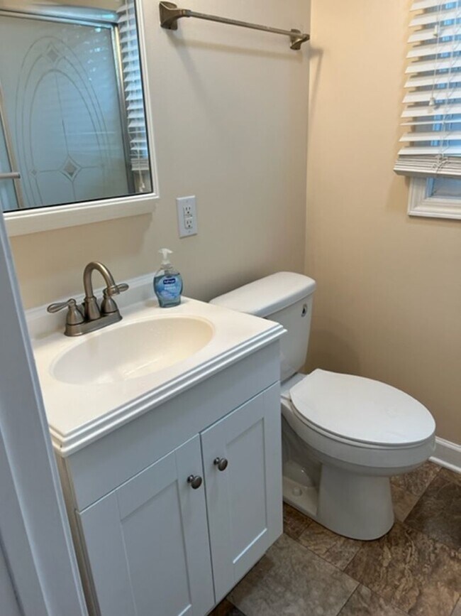 Building Photo - Maryville 37803 - Upstairs only -  4 & 1.5 baths - Contact Troy Adams (865) 233-6949