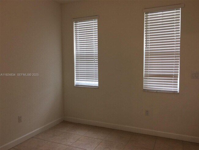 Building Photo - 7540 NW 114th Pl