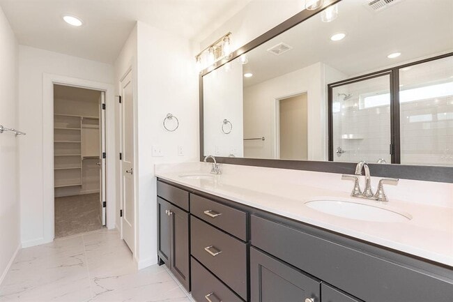 Building Photo - 127 Willow Grv Ln