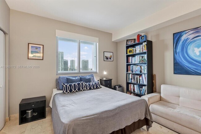 Building Photo - 601 NE 36th St