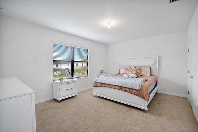 Building Photo - 713 SE 15th Ave