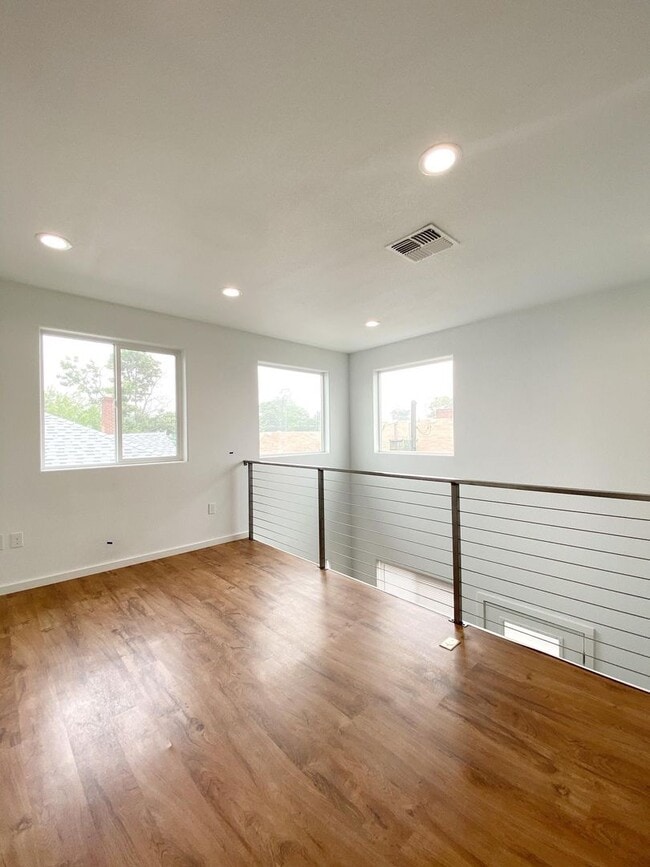 Building Photo - Stylish Midtown Duplex