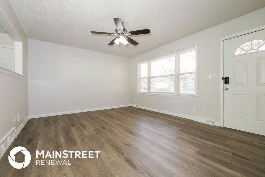 Building Photo - 403 E 9th St