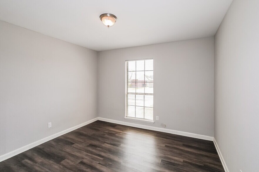 Building Photo - 2109 Kings Rd