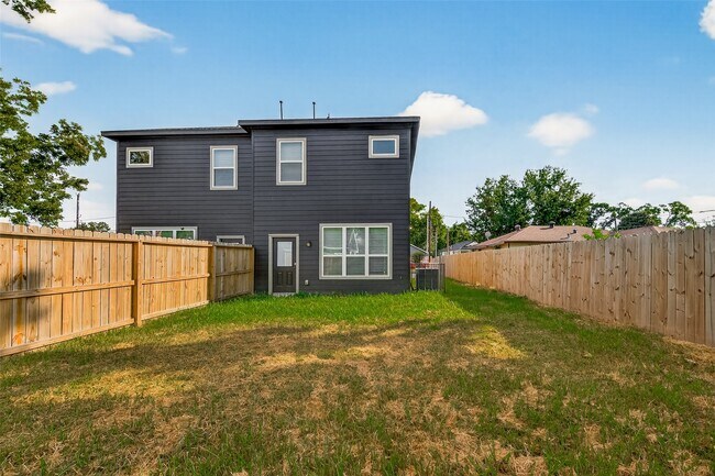 Building Photo - 808 Fortune St