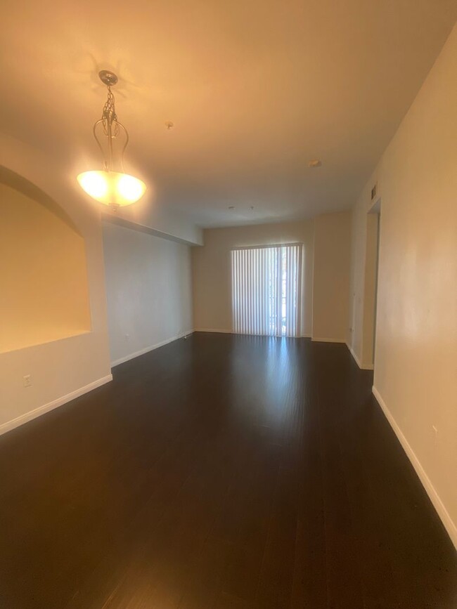 Building Photo - Amazing 2 bedroom condo on the South Strip