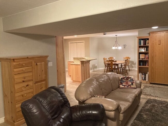 Building Photo - Charming Home