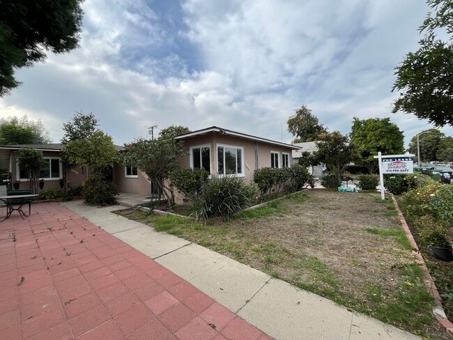 Building Photo - MOVE IN READY 2+1 in Panorama City FOR LEASE!