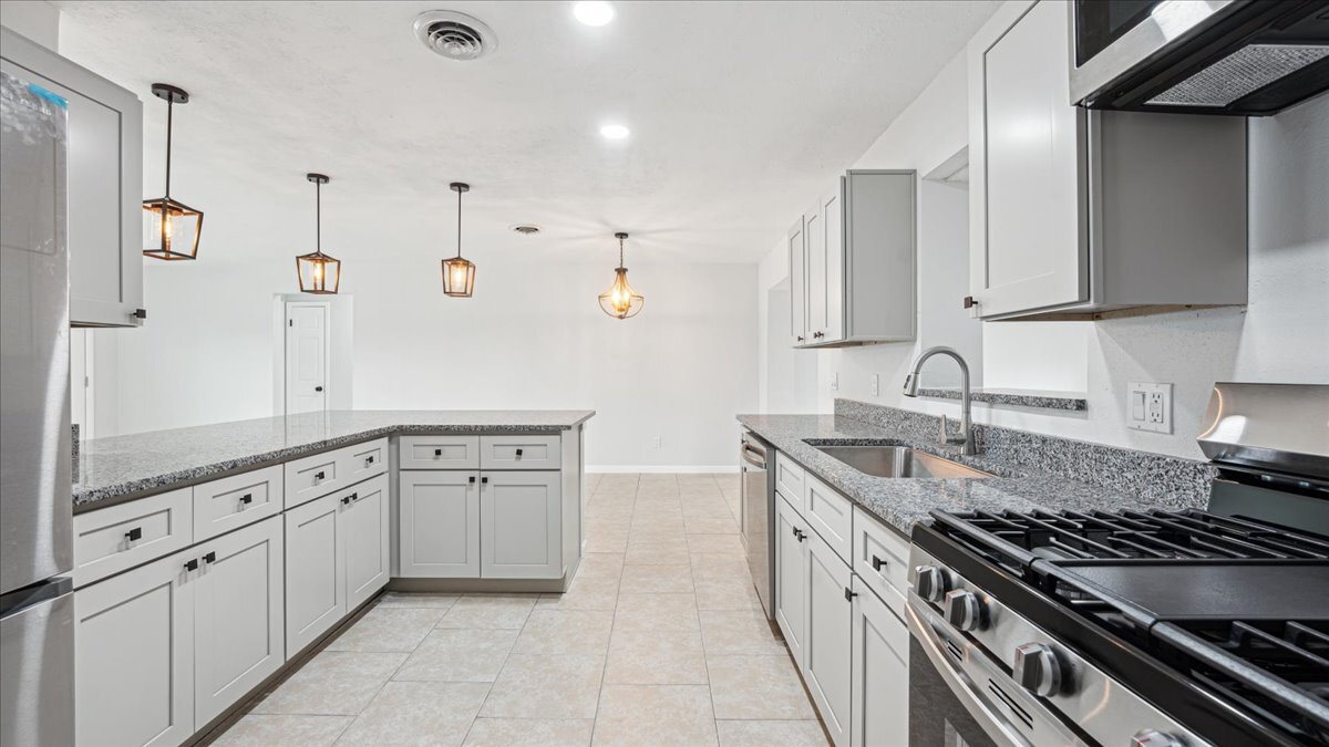 Building Photo - 4800 Key Largo Dr W