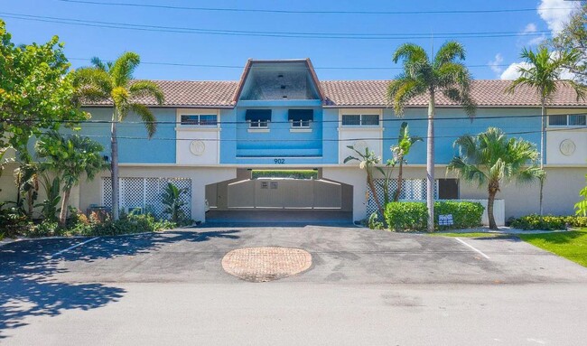 Primary Photo - 902 Palm Ave