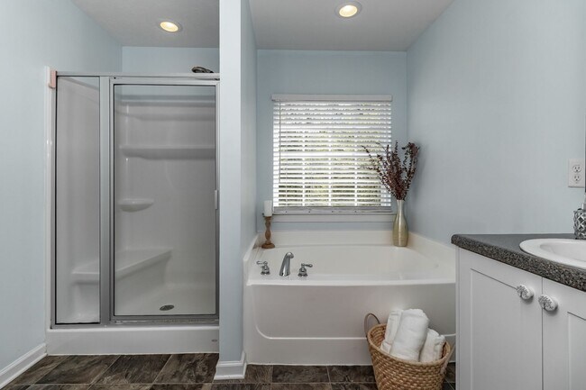 Building Photo - Large 3 bedroom (plus bonus), 2 1/2 bath home in Canterbury Farms!