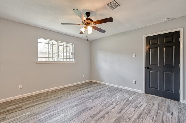 Building Photo - 8623 Valley Forest Dr