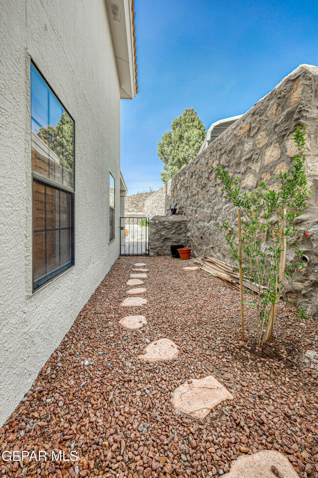 Building Photo - 6205 Brisa Del Mar Dr
