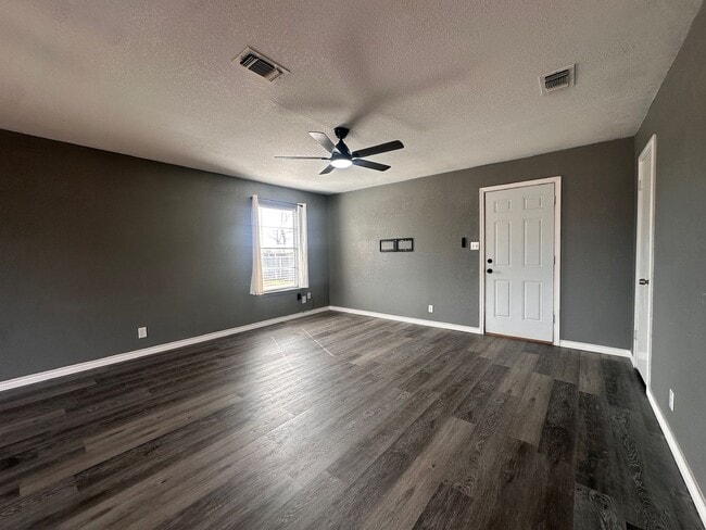 Building Photo - Fully Remodeled 2/1 in Bangs ISD