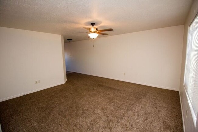Building Photo - 3 bed, 2.5 bath town house