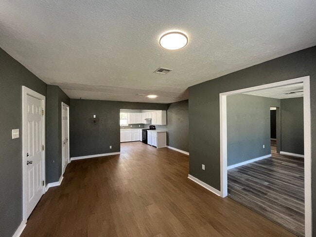 Building Photo - 3 BEDROOM 2 BATH WITH BACK APARTMENT