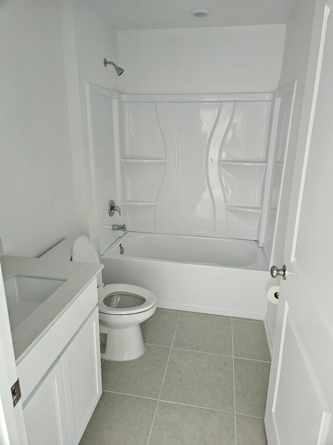 Shared bathroom - 2414 McKinley Dr