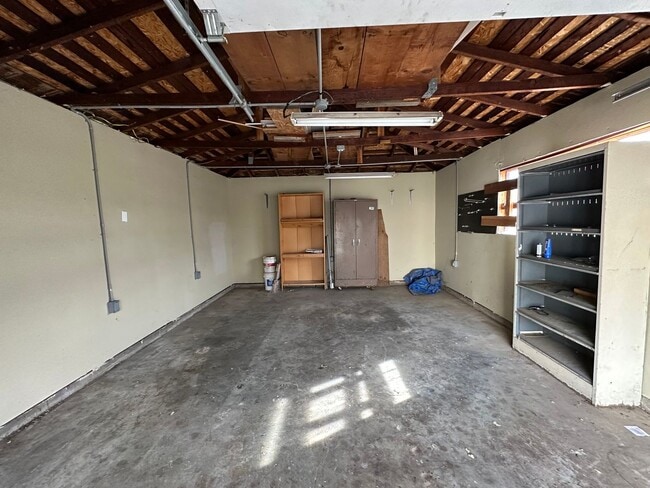 Building Photo - 3 Bed/1 Bath Home with Yard in Tahoe Park