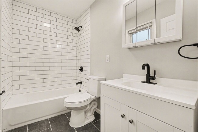 Building Photo - Stunning 3 Bed 1 Bath Home