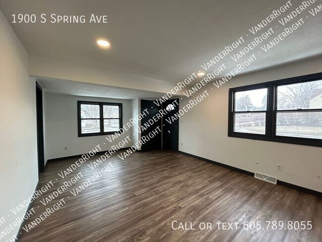 Building Photo - Spacious 4 Bedroom House With Huge Garage!