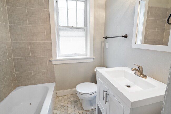 Building Photo - McDreamy 2BR w/ Balcony