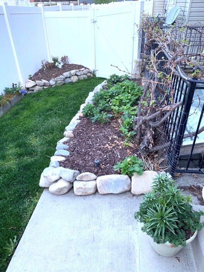 Building Photo - Pet Friendly Townhome in Provo