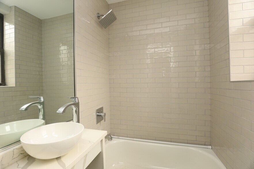 Building Photo - 521 W Belmont Ave