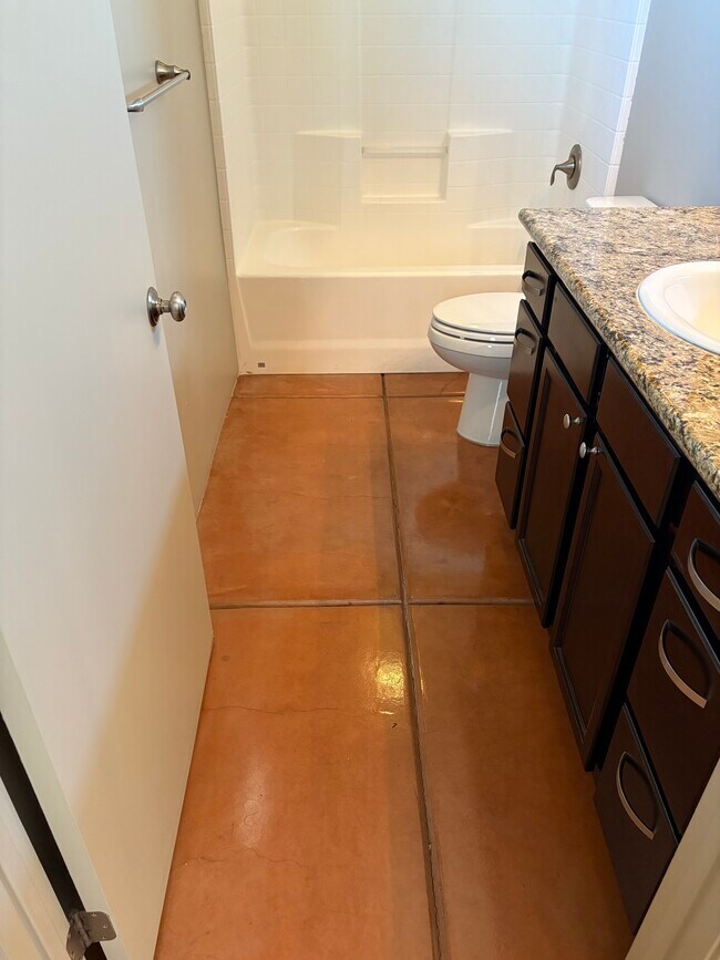 Building Photo - 1014 E Linden St