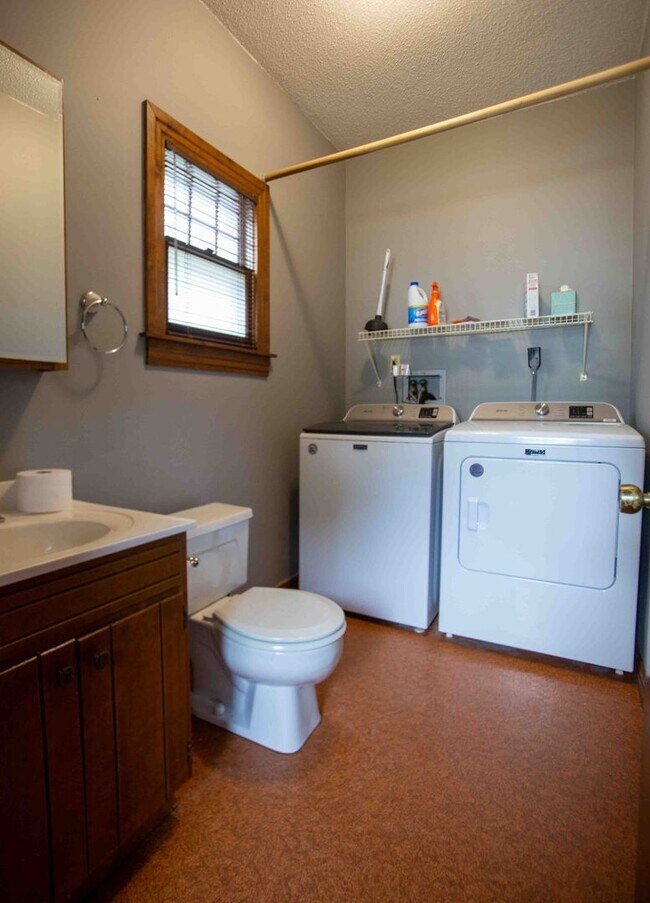 Building Photo - 3 bedroom 2.5 bathroom home with a fully fenced yard!