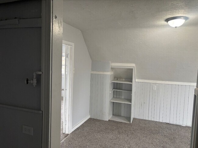 Building Photo - Charming 7-Bedroom Property in Prime Location