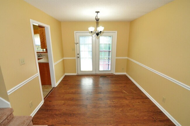Building Photo - Sweet 3 bed 2.5 ba.  1 car garage in St B