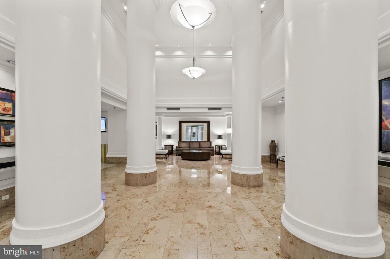 Building Photo - 2121 Jamieson Ave