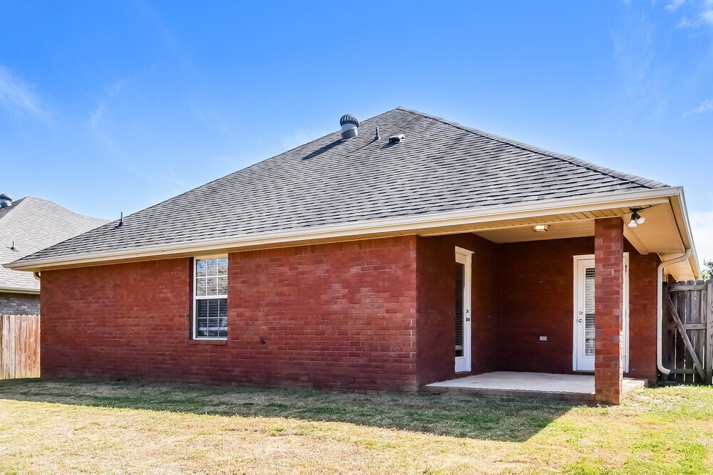 Building Photo - 2067 Edgewood Dr