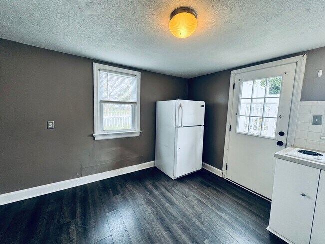 Building Photo - Adorable Cottage