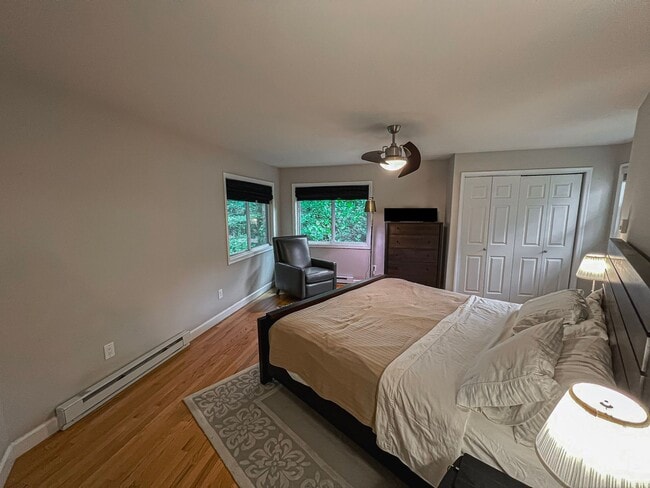 Building Photo - Sunny and Bright 4 Bedroom 3 Bath 2 Level ...