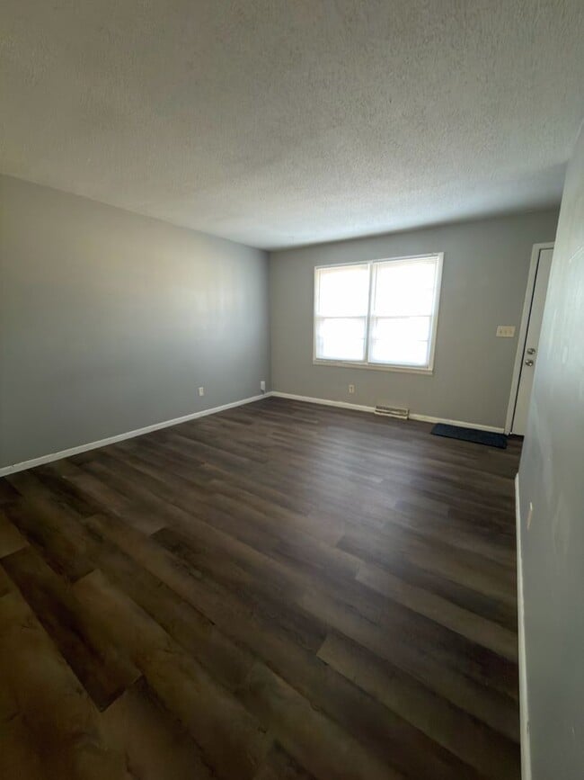 Building Photo - 747 S Nettleton Ave