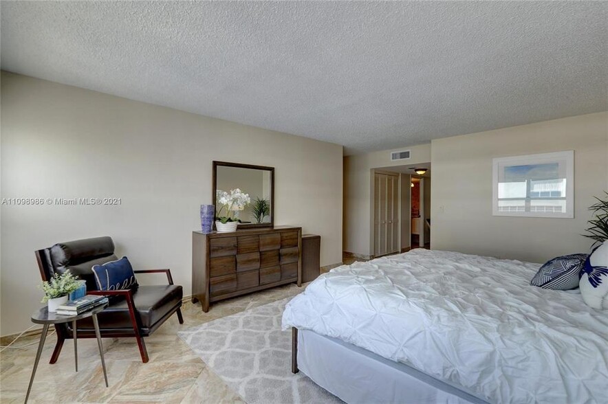 Building Photo - 3410 Galt Ocean Dr