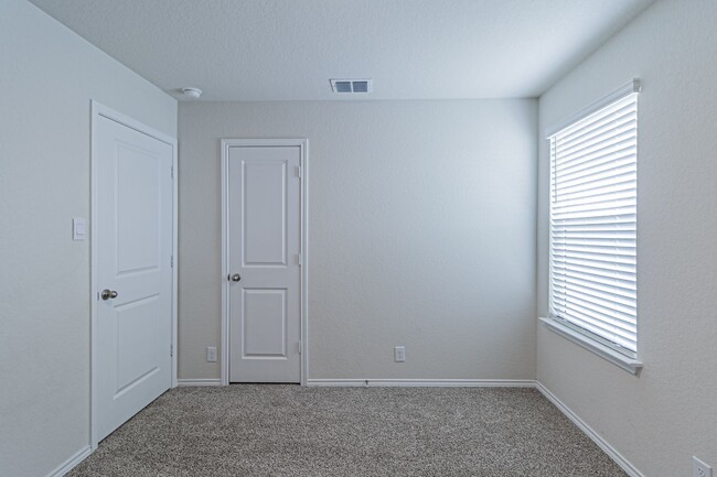 Building Photo - 4 bd/2 ba available NOW!! Wiseman/Talley F...