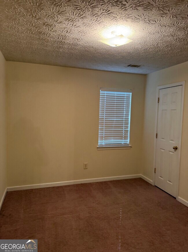 Building Photo - 140 Trinity Dr