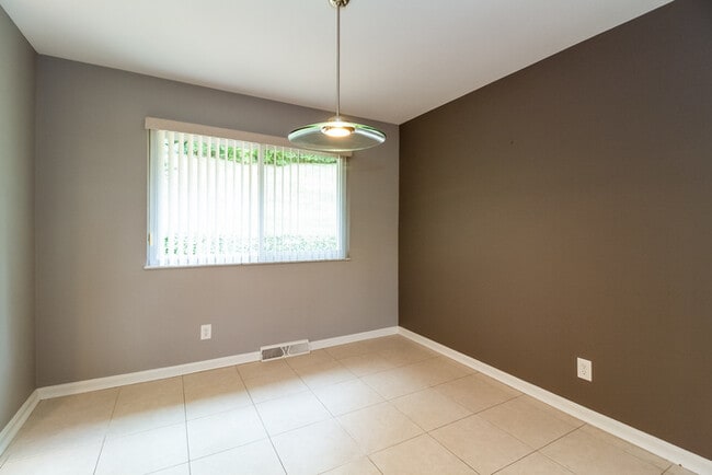 Building Photo - 7696 Burlinehills Ct