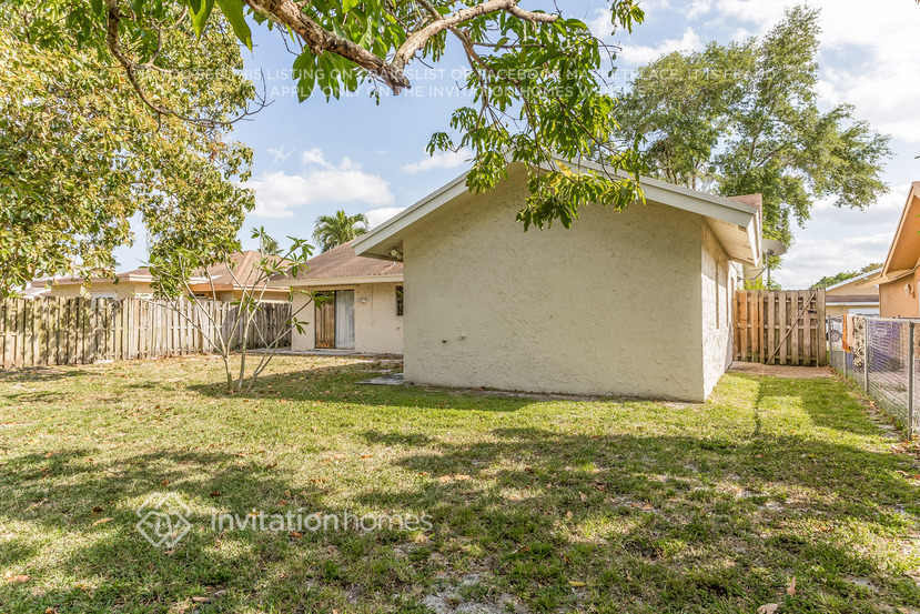 Building Photo - 7425 SW 12th Ct