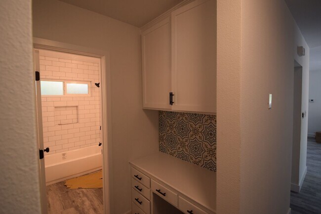 Building Photo - 15950 Hart St