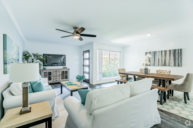 3 Bdrm Livingroom/Dining area - Palm View Village Gardena