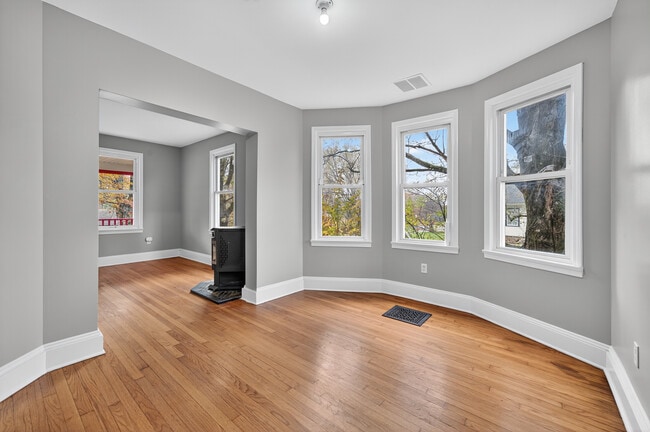 Building Photo - 4 Lark St