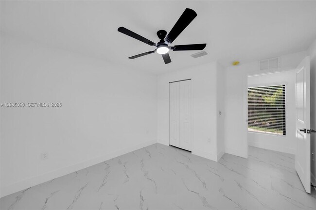 Building Photo - 4984 Fairway Ct