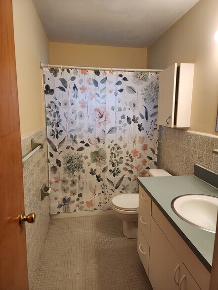 Building Photo - 2427 NW Holiday Ct
