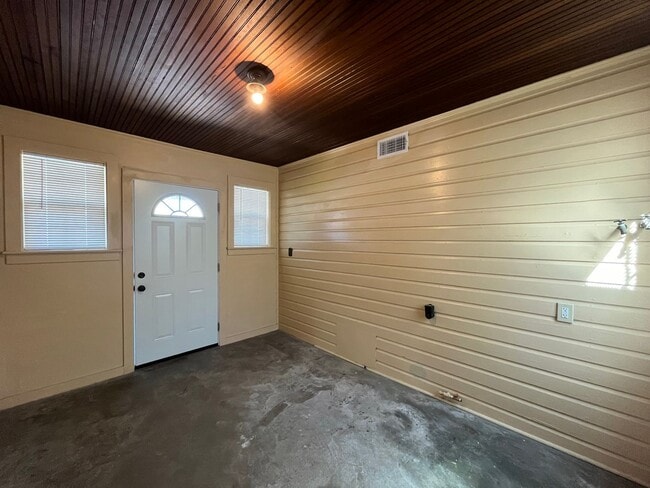 Building Photo - Adorable 2 bedroom 1 bath home in Tulsa.