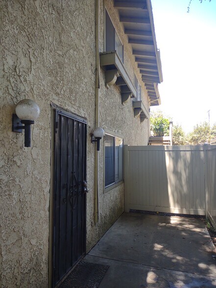 Building Photo - 1041 W Francis St
