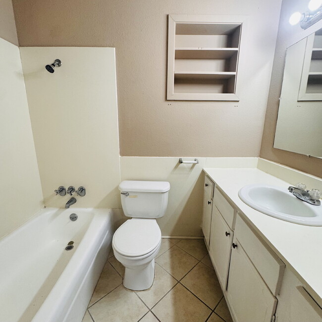 Building Photo - Welcome to your new 2 Bedroom Townhome located at Maison Helena Townhomes.