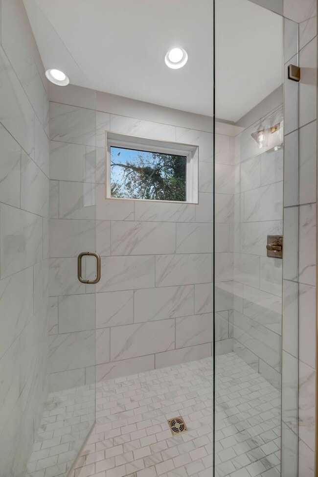 Building Photo - Modern 4 Bedroom/ 3 Bath Home in East Nash...